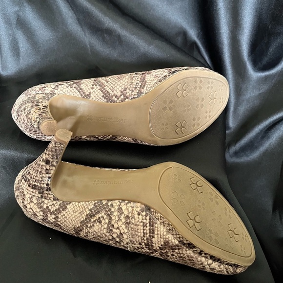 NATURALIZER~SNAKE SKIN PUMPS~8.5 - Picture 11 of 13